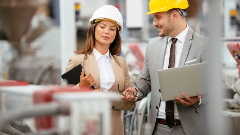 Des responsables qualité travaillant dans une usine