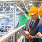 Un expert qualité formant une personne dans une usine