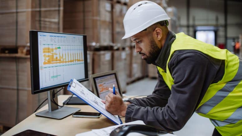 Un responsable qui utilise un logiciel de la qualité