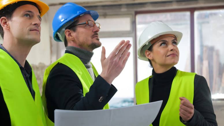 Des dirigeants d'entreprise qui discutent des actions correctives pour l'amélioration continue