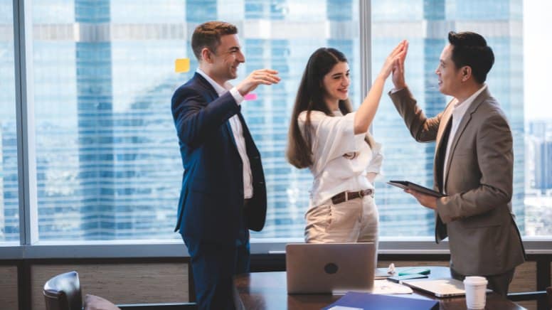 Des dirigeants d'entreprise satisfaits de l'amélioration continue grâce à l'ISO 9001