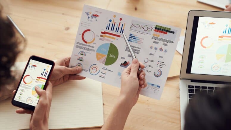 Des dirigeants qui analysent les résultats de leur entreprise après l'utilisation d'outils qualité