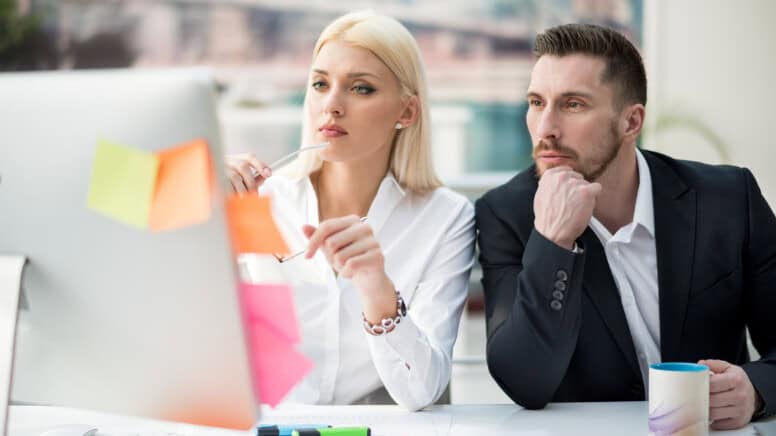 Des personnes qui évaluent les besoin d'une entreprise pour la mise en oeuvre du QRQC