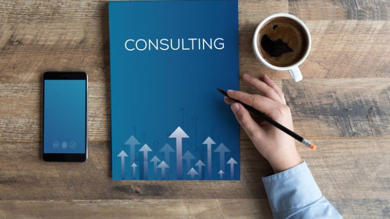 Un consultant qualité présentant un livre sur le consulting qualité