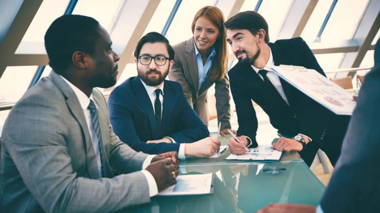 Un expert qualité en train de former l'équipe d'une entreprise
