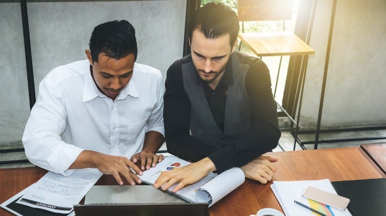 Un expert qualité qui aide un responsable qualité à établir la planification stratégique du SMQ ISO 9001