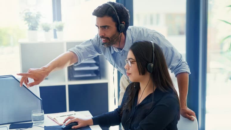 Un expert qui forme une future responsable qualité