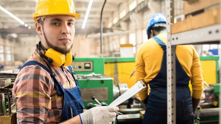 Un responsable qualité qui applique ce qu'il a appris d'une formation QRQC