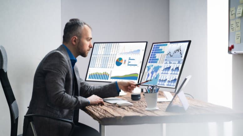 Un responsable qualité qui évalue les indicateurs de performance d'une entreprise