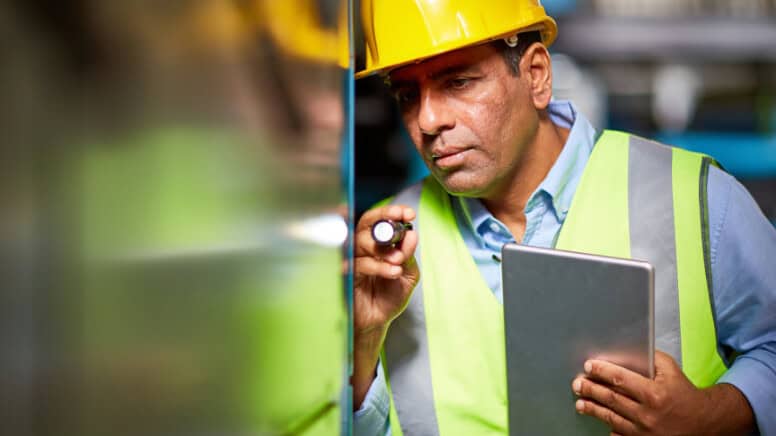 Un responsable qui effectue un contrôle qualité
