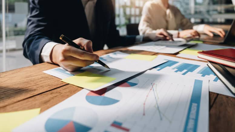 Une équipe qui mesure l'efficacité de l'application du 5s dans le processus qualité
