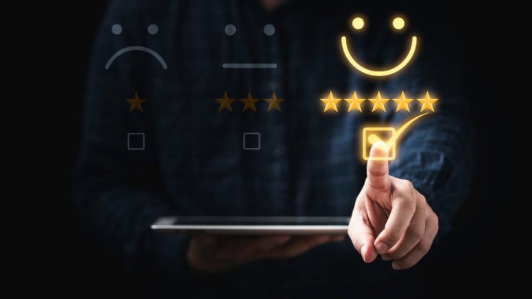 Une illustration d'un client satisfait qui met 5 étoiles à une entreprise