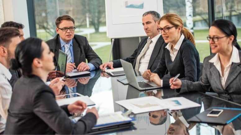 Une réunion d'entreprise portant sur la norme ISO 9001