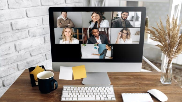 Une réunion en visio d'un expert qualité avec l'équipe d'une entreprise
