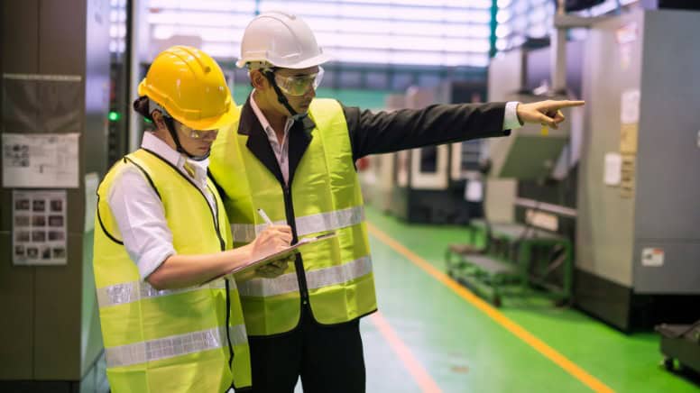 Un auditeur qualité qui constate les non-conformités dans une usine