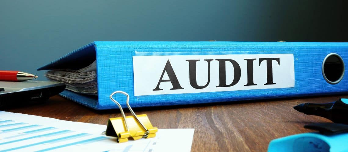 Un classeur contenant les documents sur l'audit qualité d'une entreprise