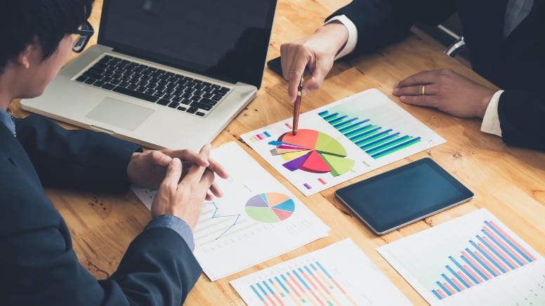 Un consultant qualité présentant les résultats de son audit à une entreprise