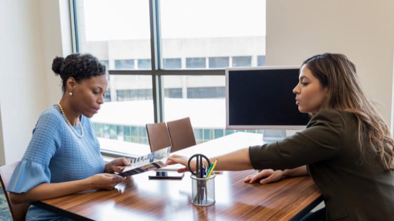 Un entretien avec une cliente au sein d'une entreprise