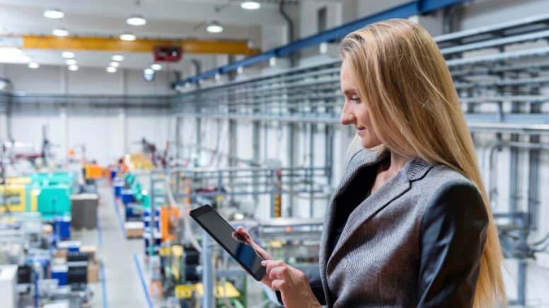 Une auditrice qualité dans une usine