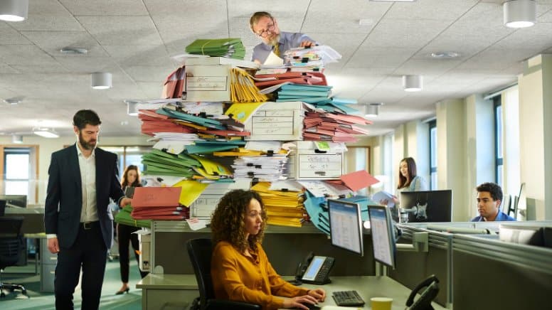 Une personne qui prépare les documents pour un audit qualité
