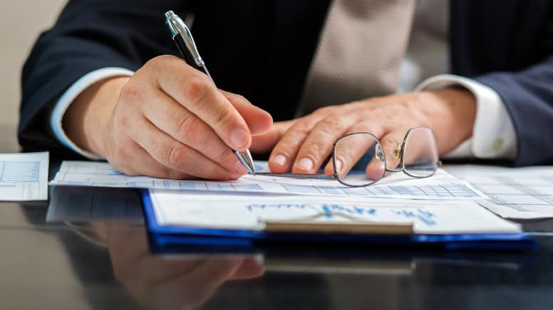 Une personne qui rédige un rapport d'audit