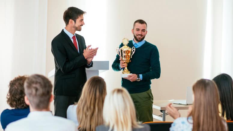 Une récompense donnée à l'employé du mois pour ses résultats et sa qualité de service exceptionnels