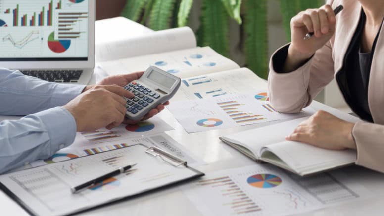 Une réunion d'un auditeur qualité avec les responsables d'une entreprise