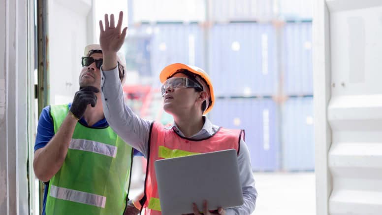 Un audit de certification QSE dans une usine