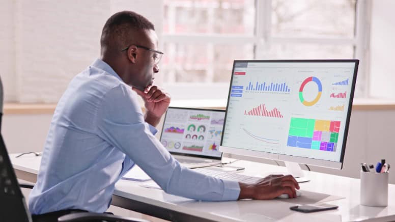 Un cadre d'entreprise qui utilise des outils numériques et des logiciels spécialisés