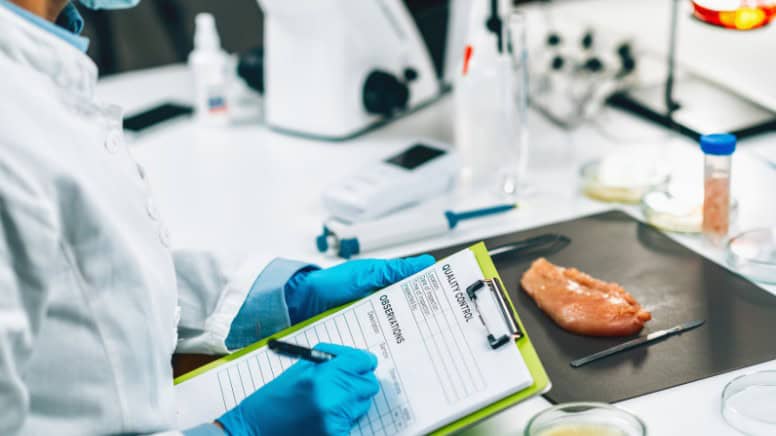 Un contrôle qualité au sein d'une entreprise