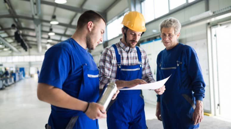 Un expert QSE collaborant avec le personnel d'une usine