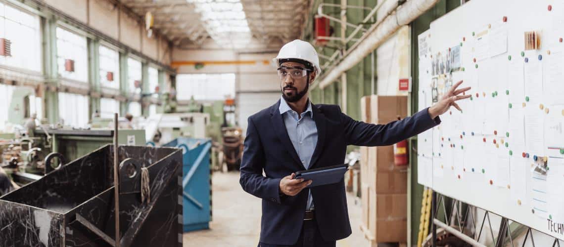 Un expert en QSE en pleine formation d'une équipe d'entreprise