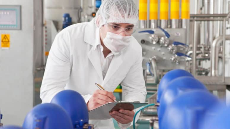 Un responsable qualité dans une usine de production