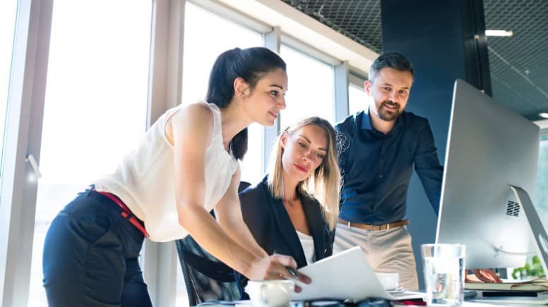 Une équipe qui assure la mise en place d'un système de management QSE dans une entreprise