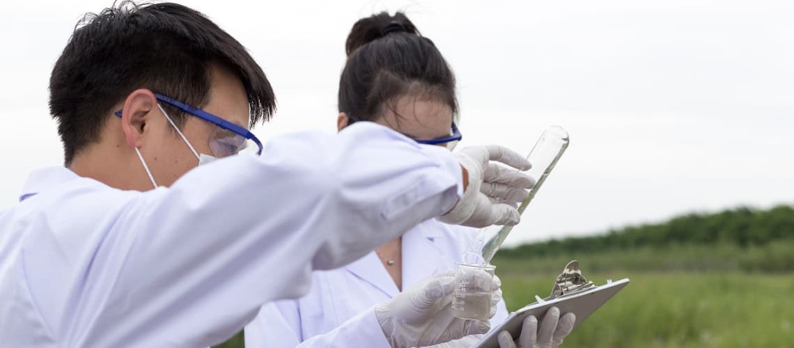 Des scientifiques qui mesurent le niveau de pollution de l'eau