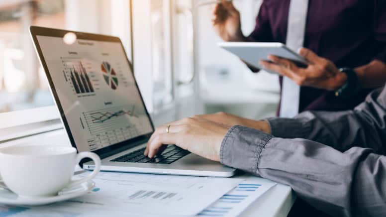 Deux personnes en train de définir le champ de l'audit ISO d'une entreprise