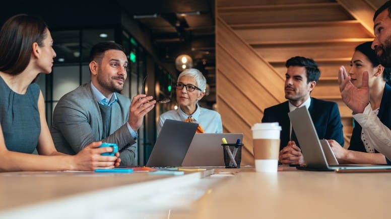 La réunion des responsables d'une entreprise avec des auditeurs ISO 9001