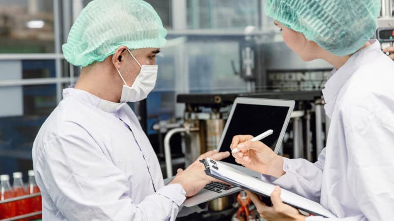 Un audit ISO en cours dans une usine
