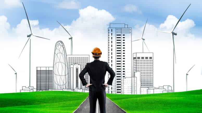 Un chef d'entreprise qui réfléchit à la politique énergétique ISO 50001 de son entreprise