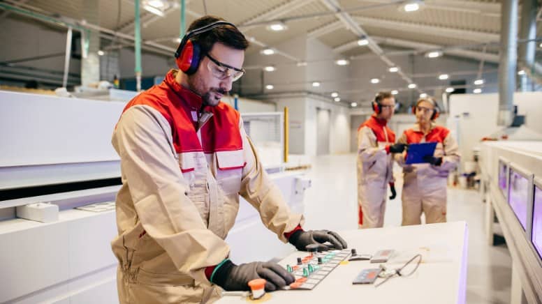 Un contrôle strict dans une usine en matière de sécurité pour maintenir la certification ISO 45001