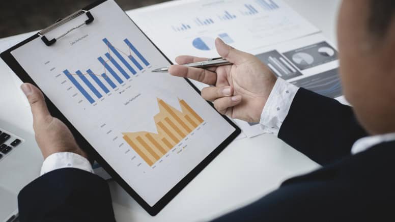 Un directeur d'entreprise qui évalue des opportunités d'amélioration