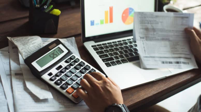 Un dirigeant d'entreprise qui calcule le coût d'une formation en management sécurité
