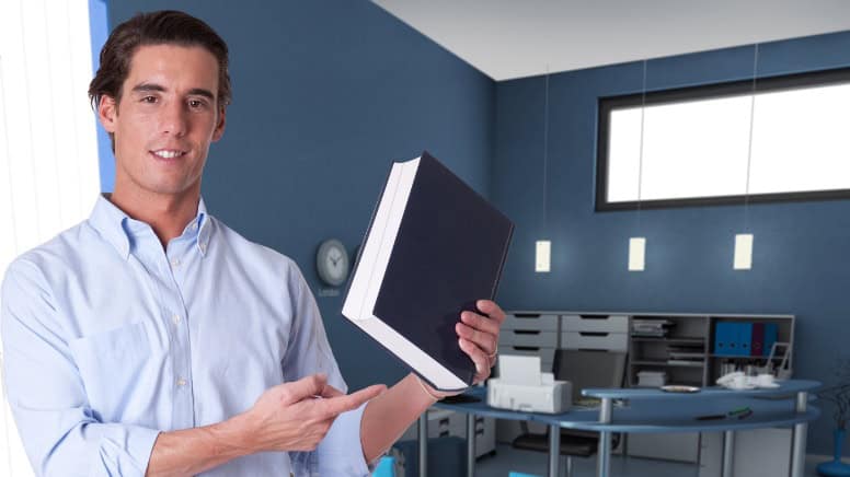 Un homme qui présente le manuel de qualité d'une entreprise