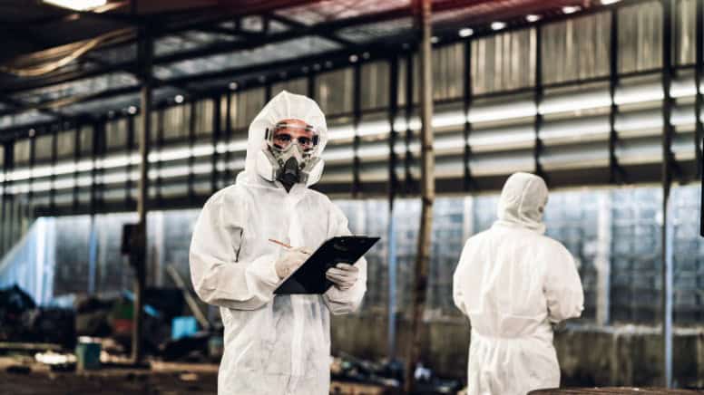 Un personnel bien protégé dans une usine grâce au respect de la norme ISO 45001