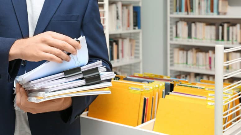 Un responsable d'une entreprise qui prépare la revue de documentation pour un audit ISO