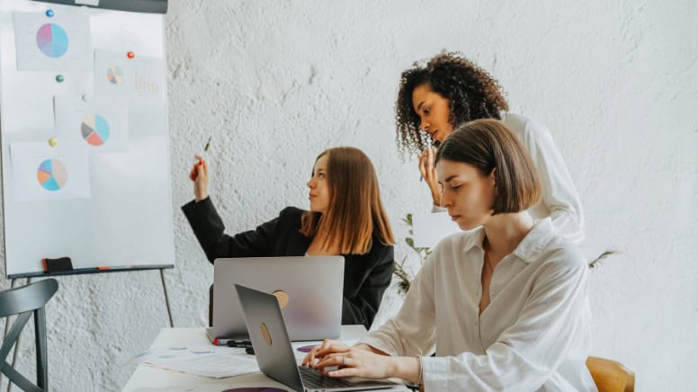 Une équipe en train de rédiger un plan d'action correctif avant un audit ISO
