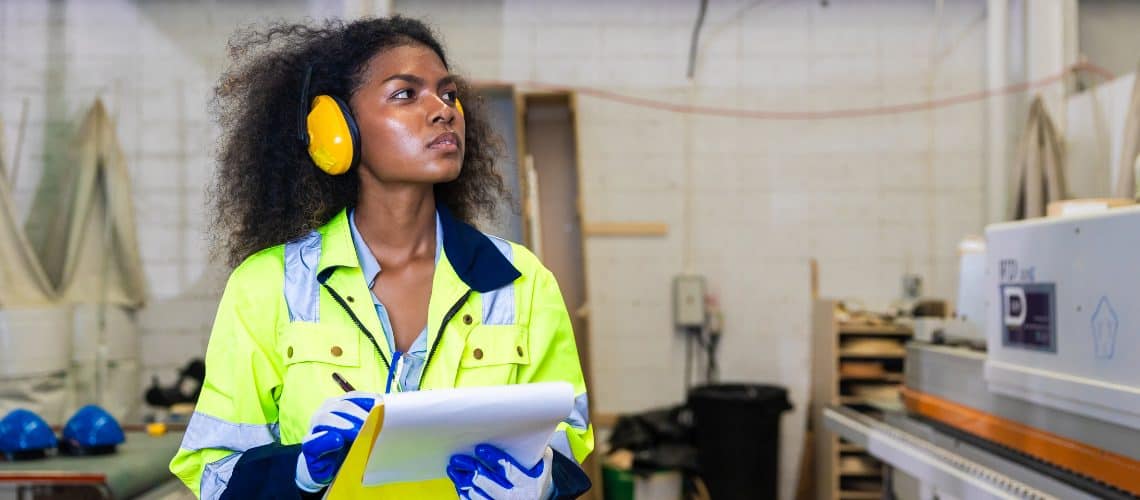 Une future experte en système de management sécurité en stage dans une usine