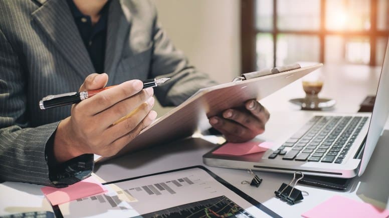 Une personne en train de rédiger un rapport d'audit ISO 45001