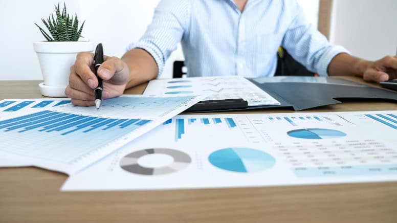 Une personne en train de rédiger un rapport d'audit interne ISO