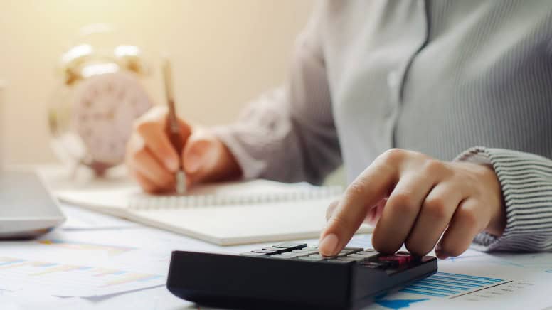 Une personne qui prépare l'audit ISO 9001 de son entreprise